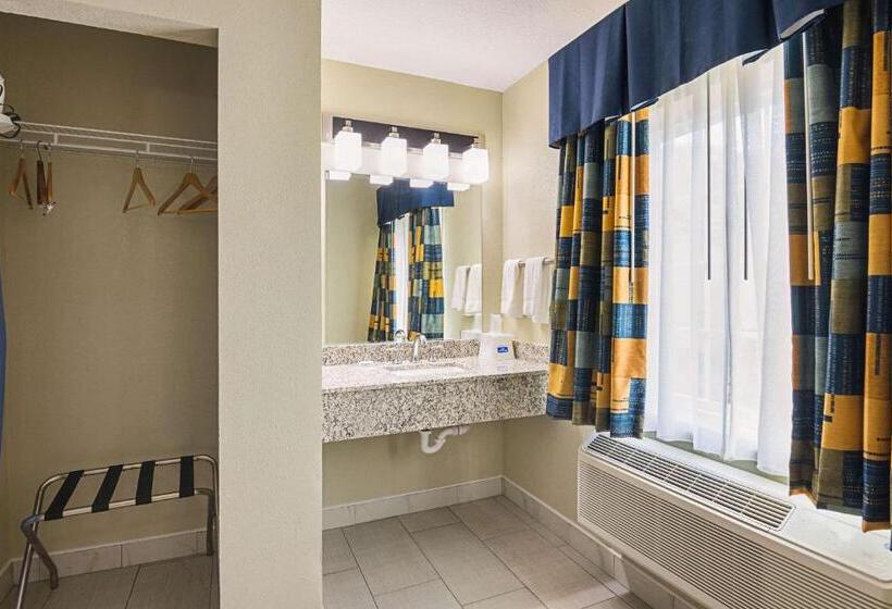 Стандартный Номер Кровать Кинг, Rodeway Inn And Suites