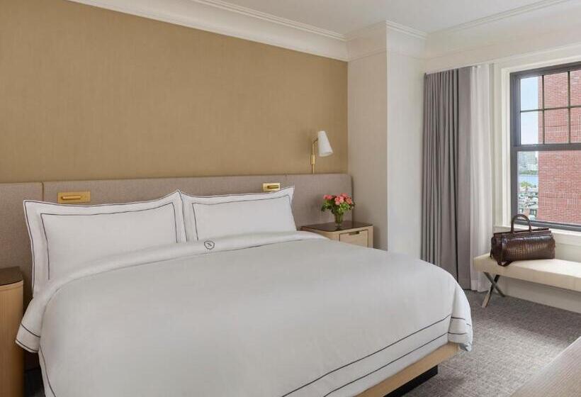 스위트 킹사이즈 침대, The Newbury Boston