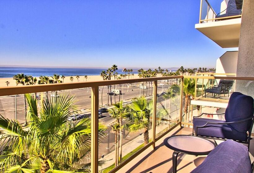 스탠다드 룸 더블 침대 2개, The Waterfront Beach Resort, A Hilton