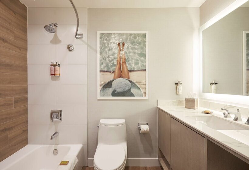 스탠다드 룸 더블 침대 2개, The Waterfront Beach Resort, A Hilton