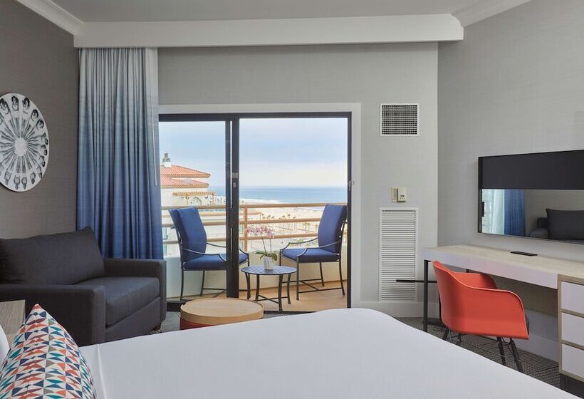 스탠다드 룸 더블 침대 2개, The Waterfront Beach Resort, A Hilton