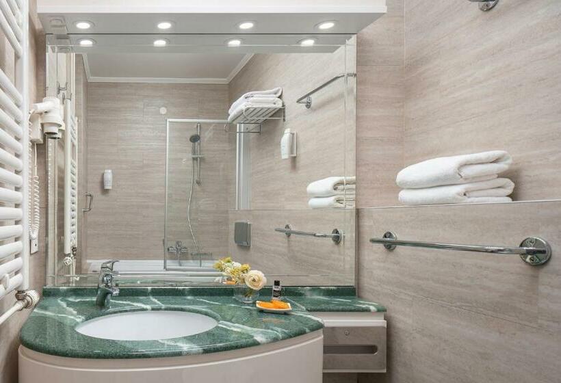 اتاق سوپریور با چشمانداز دریا, Valamar Meteor