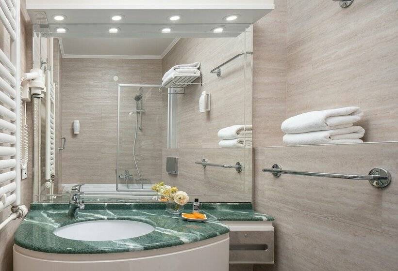 اتاق سوپریور با چشمانداز جانبی دریا, Valamar Meteor