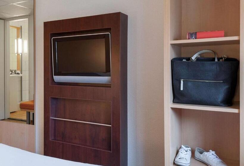 Standard Quadruple Room, Ibis Schiphol Amsterdam Airport