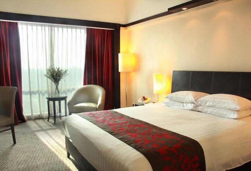 Номер Deluxe, Millennium Hotel Sirih Jakarta
