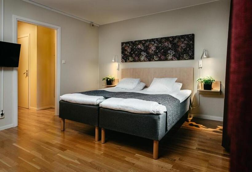 Economy Triple Room, L Bjorken