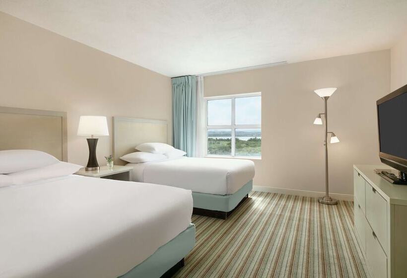 سوییت با چشم‌انداز استخر, Embassy Suites By Hilton San Juan Hotel & Casino