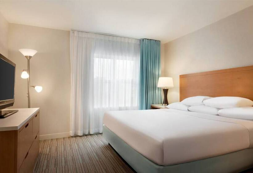 سوییت با چشم‌انداز استخر, Embassy Suites By Hilton San Juan Hotel & Casino