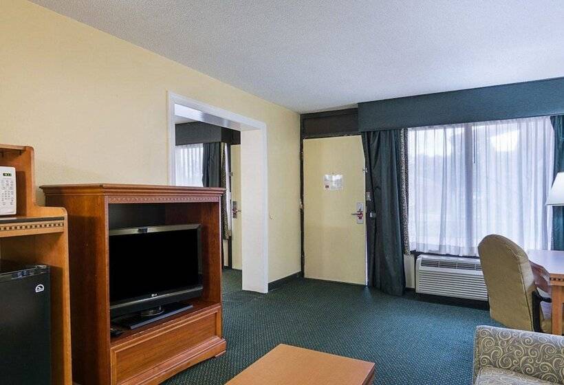 Люкс, Days Inn & Suites By Wyndham Colonial