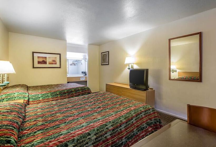 Номер Стандарт 2 Двуспальные Кровати, Rodeway Inn Magic Mountain Area