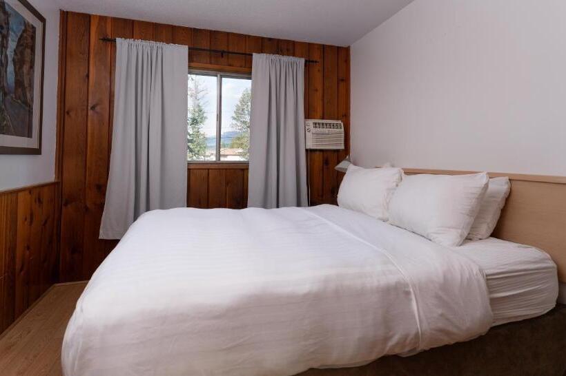 Номер Deluxe, Cedar Motel