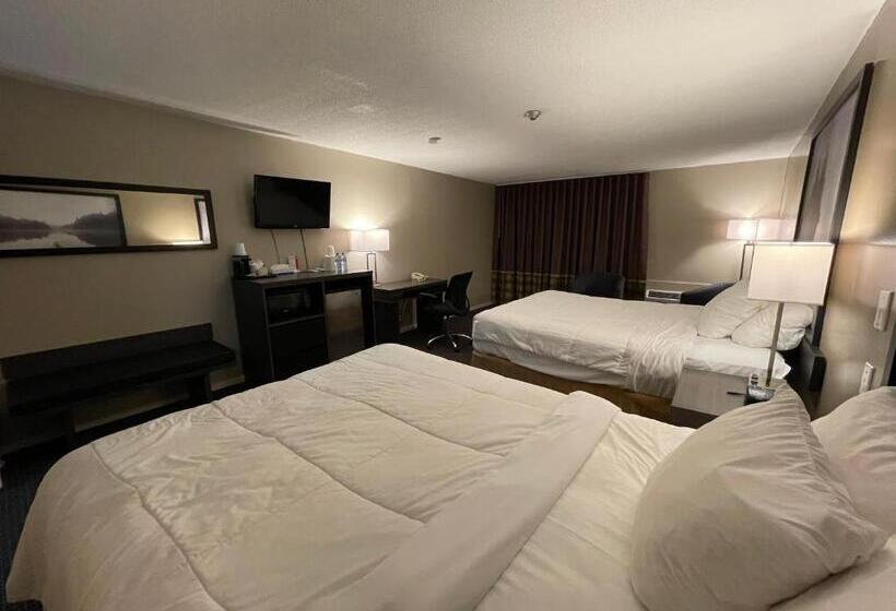 Номер Стандарт Вид на Бассейн, Super 8 By Wyndham Gananoque   Country Squire Resort
