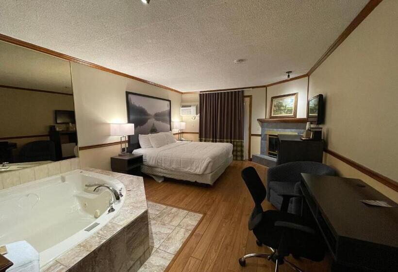 Люкс Кровать Кинг, Super 8 By Wyndham Gananoque   Country Squire Resort