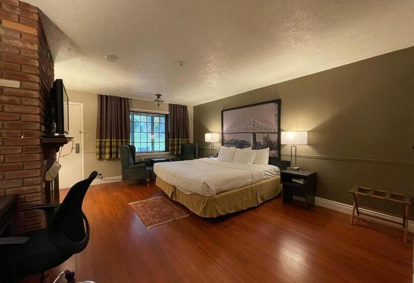 Люкс Executive Кровать Кинг, Super 8 By Wyndham Gananoque   Country Squire Resort