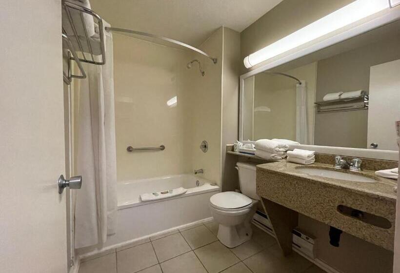 Номер Deluxe Вид на Бассейн, Super 8 By Wyndham Gananoque   Country Squire Resort
