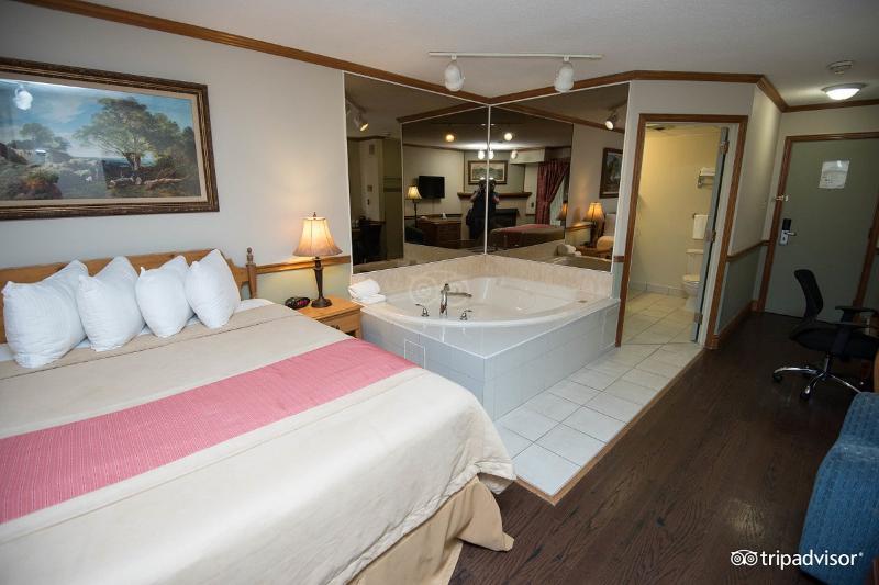带大床的套房, Super 8 By Wyndham Gananoque   Country Squire Resort