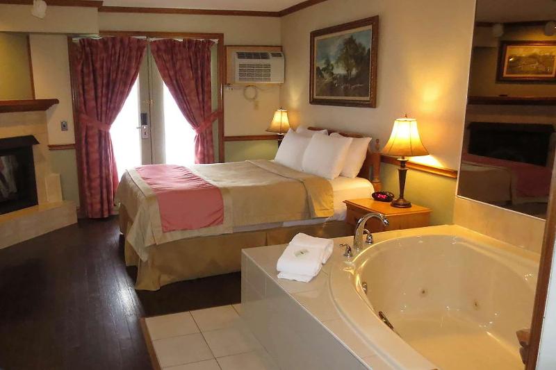 Люкс Executive Кровать Кинг, Super 8 By Wyndham Gananoque   Country Squire Resort