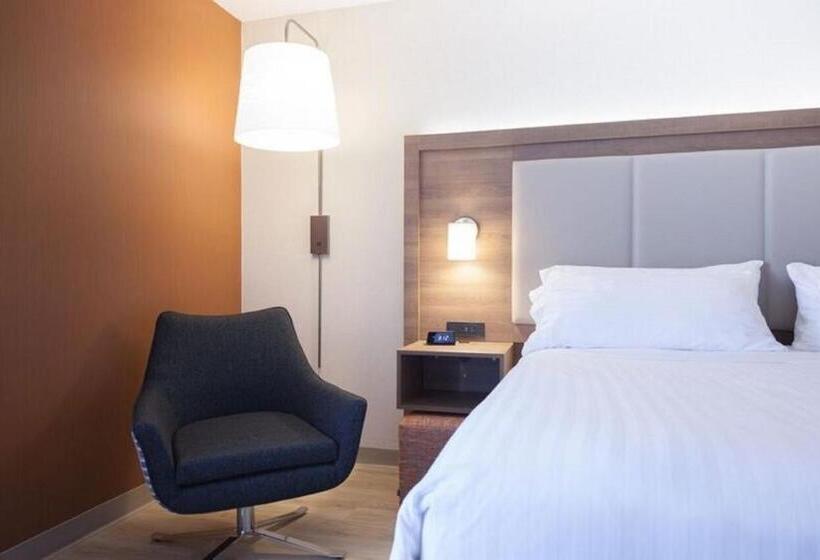 キングサイズベッドのスイートルーム, Holiday Inn Express Hotel & Suites Charlottetown, An Ihg
