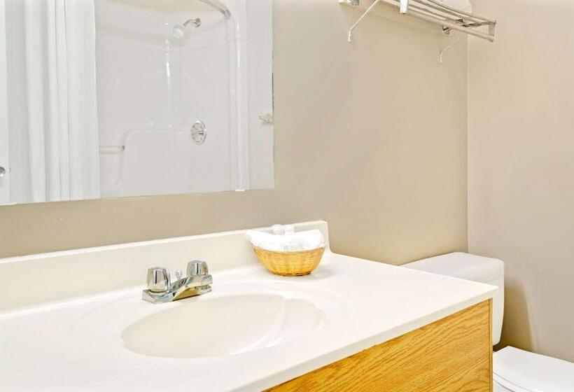 Номер Superior Кровать Кинг, Super 8 By Wyndham Toronto East On