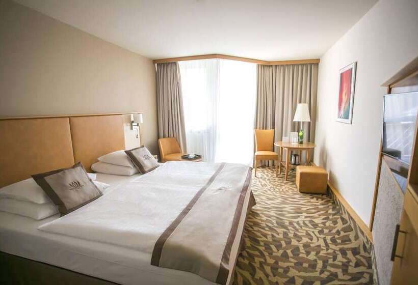 プールビュースタンダードルーム, Lotus Therme Hotel & Spa