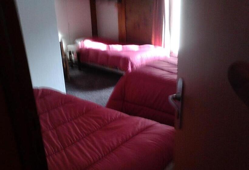 Номер Стандарт Трехместный, Hôtel La Bergerie