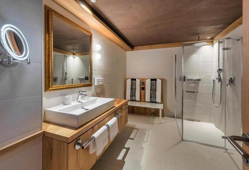 Номер Deluxe, Posta Zirm