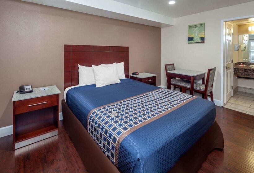 Номер Стандарт, Travelodge By Wyndham Harbor City