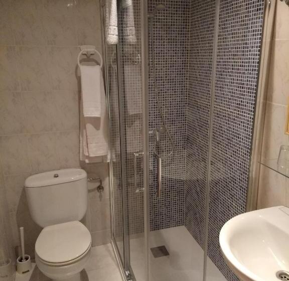 Номер Стандарт Трехместный, Hostal Avenida