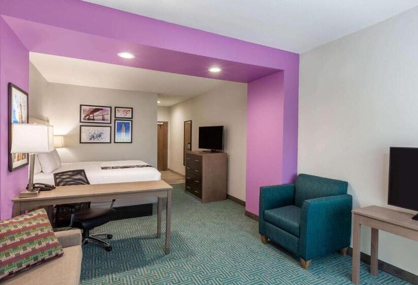 Номер Deluxe Кровать Кинг, La Quinta Inn & Suites By Wyndham Lafayette Oil Center