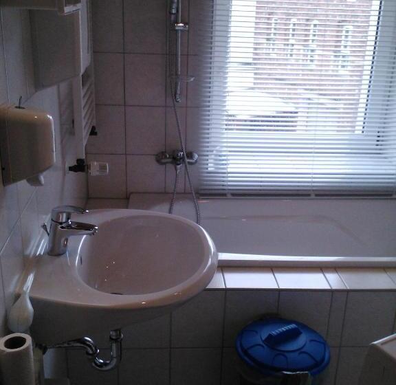 Трехместный Номер Стандарт Совместная Ванная, Hostel Vorharz Aschersleben