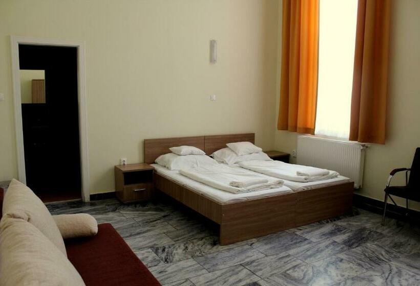 اتاق استاندارد سه نفره, Bf