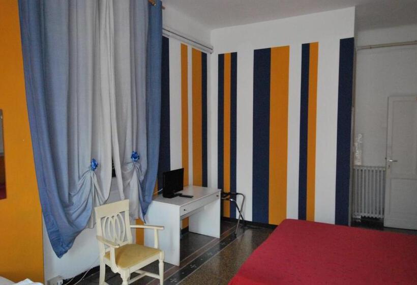 Трехместный Номер Стандарт Боковой Вид на Море, Albergo La Vela