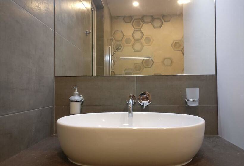 اتاق استاندارد با سرویس بهداشتی مشترک, Sunshine Suites