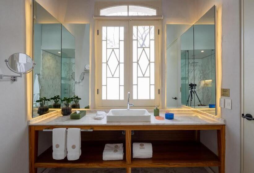 اتاق لوکس با تخت بزرگ, Central Hotel Boutique