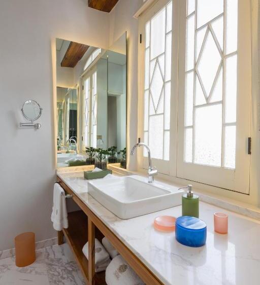 اتاق لوکس با تخت بزرگ, Central Hotel Boutique