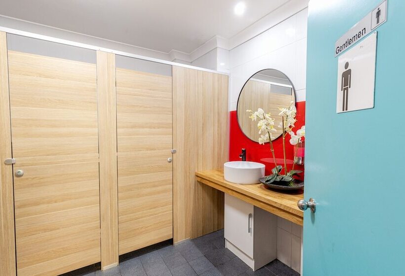 공용 욕실 구비 공동 객실 내의 침대, Mad Monkey Hostel Coogee Beach