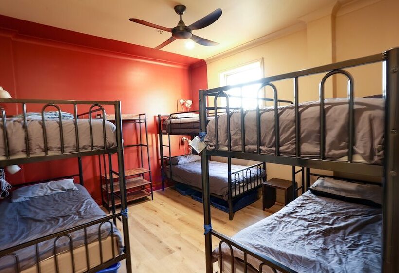 공용 욕실 구비 공동 객실 내의 침대, Mad Monkey Hostel Coogee Beach