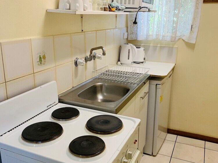 패밀리 룸, Angel S Rest Motel