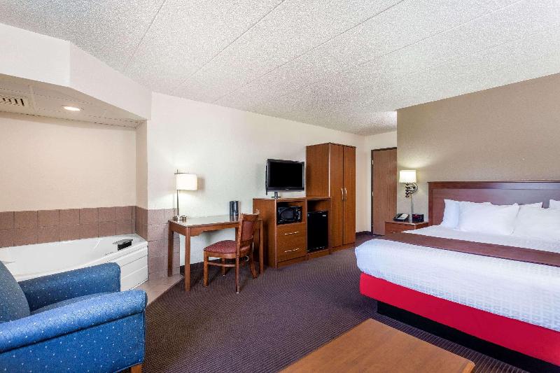 스위트 킹사이즈 침대, Americinn By Wyndham Monroe