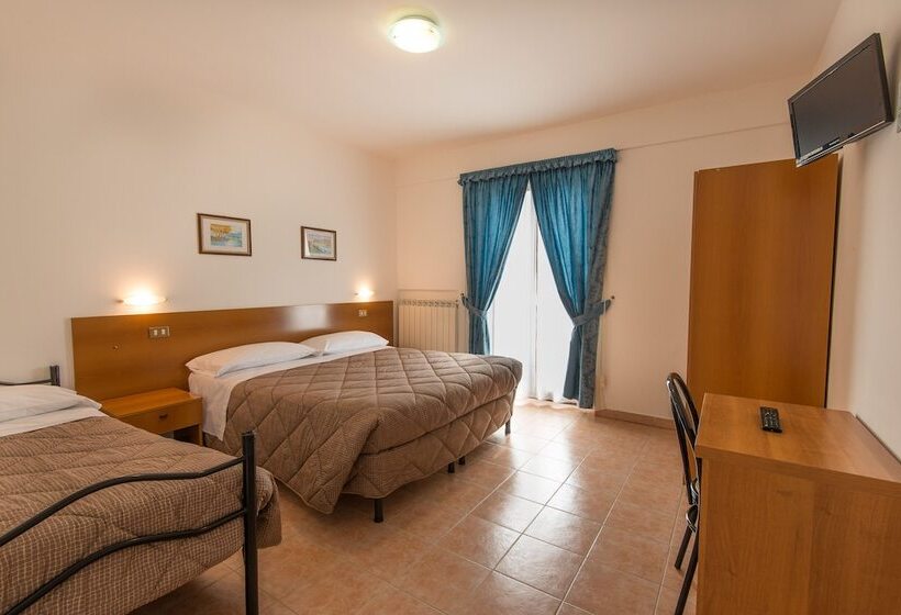 اتاق استاندارد سه نفره, Albergo Della Corte
