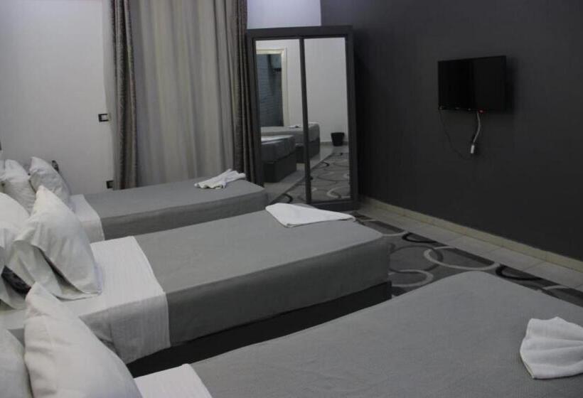 اتاق استاندارد سه نفره, Azar Boutique