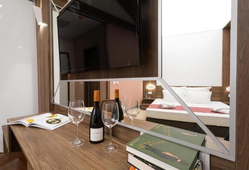 Номер Deluxe, B1 Boutique Hotel Sofia
