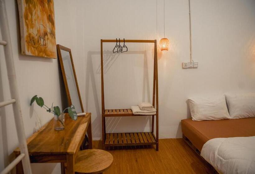 חדר אקונומי, Sacred Lotus   Vegan Café X Hostel