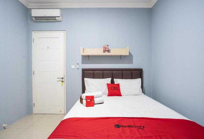 Номер Economy, Reddoorz Plus Near Siloam Karawaci