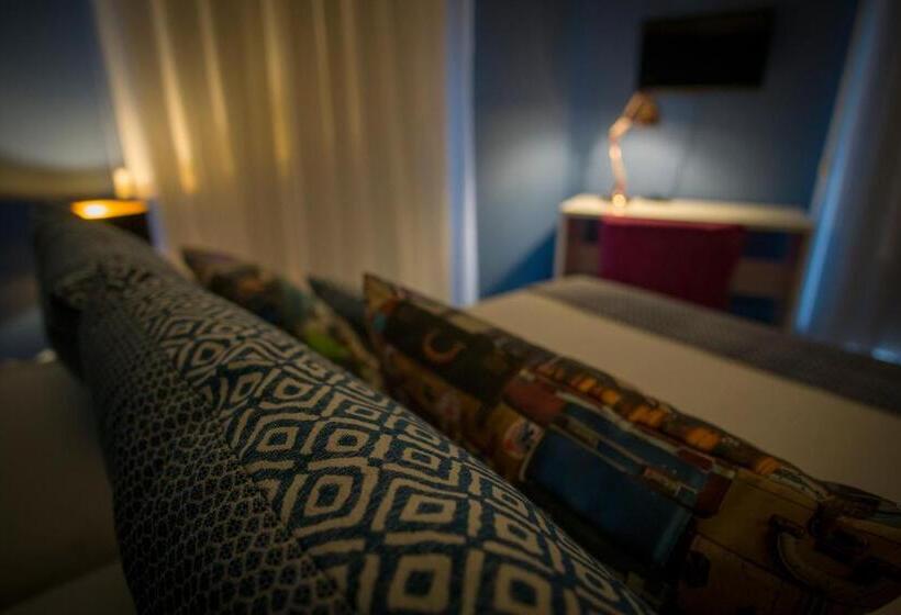 Номер Deluxe с Балконом, Zigzag Hostel
