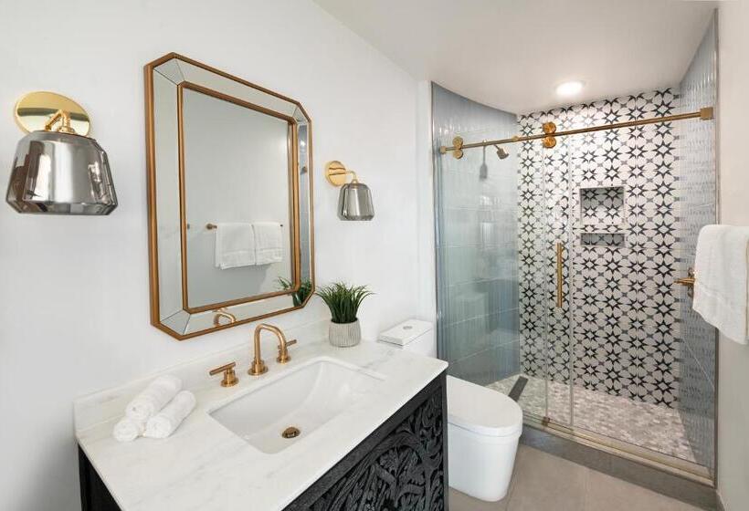 استودیوی لوکس, Cardiff By The Sea Lodge