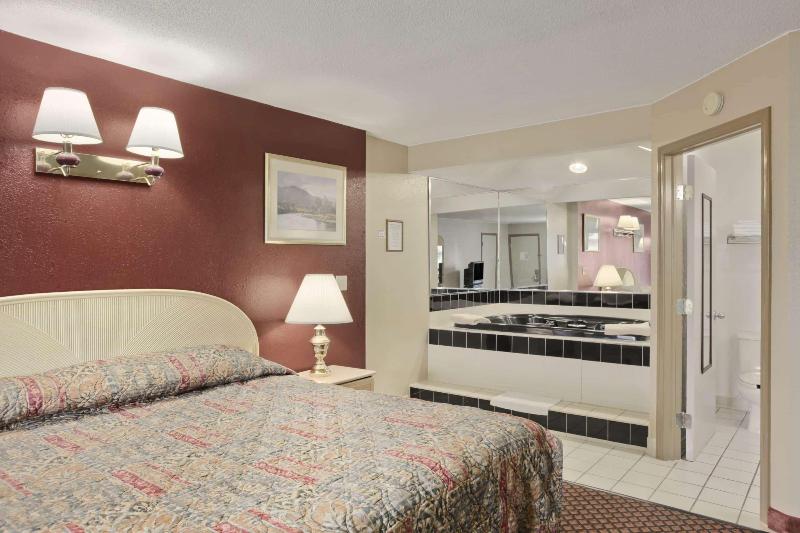 Люкс Кровать Кинг, Super 8 By Wyndham Marysville/port Huron Area