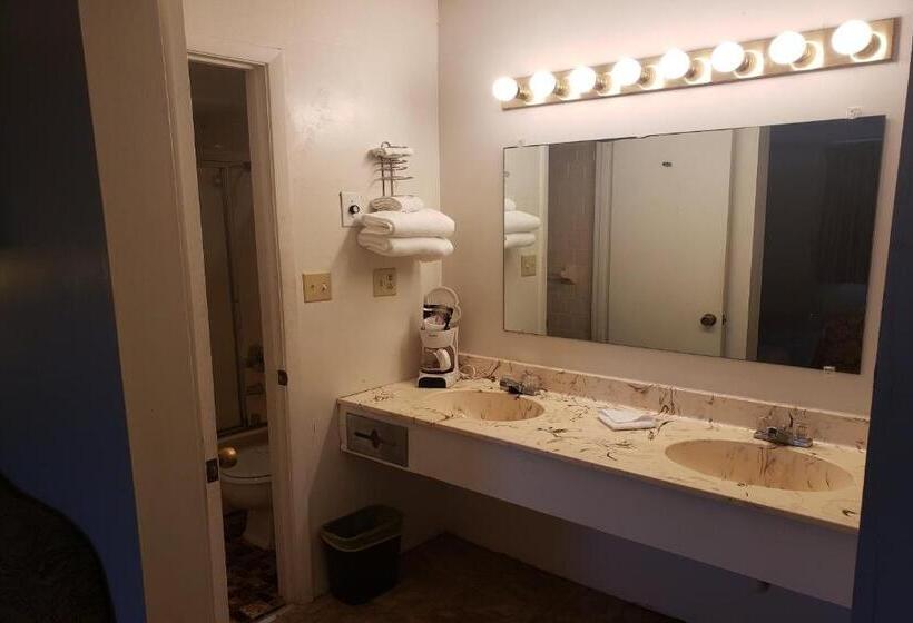 장애인을 위한 킹사이즈 침대 스탠다드 룸, OYO Hotel Whitely City Hwy 27 KY
