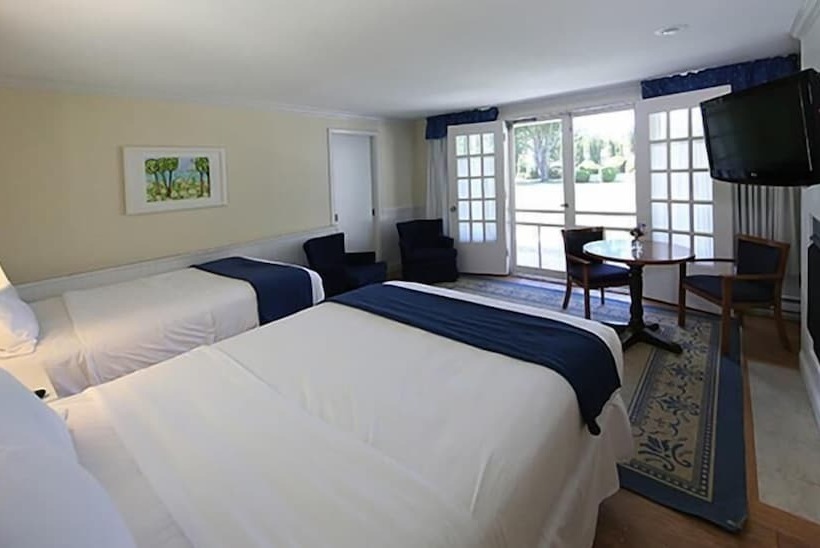 Номер Basic, Colonial Inn Harbor Springs