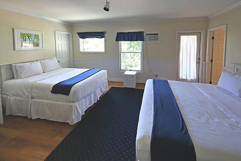 Номер Стандарт, Colonial Inn Harbor Springs